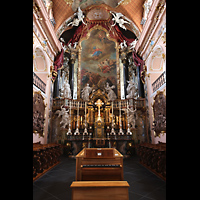 Einsiedeln, Benediktinerabtei, Hauptaltar (Domenico Pozzi 1751) mit gro�en Figuren im unteren Chor, vorne: Psallierorgel
