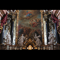 Einsiedeln, Benediktinerabtei, Hauptaltar-Figuren und -Bild Marias Aufnahme in den Himmel; li. u. re. Durchblick zur Chororgel