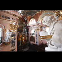 Einsiedeln, Benediktinerabtei, Blick vom oberen Seitenumgang zum Hauptaltar im unteren Chor und zur Chororgel
