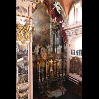 Einsiedeln, Benediktinerabtei, Blick vom oberen Seitenumgang zum Hauptaltar im unteren Chor und zur Chororgel