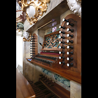 Einsiedeln, Benediktinerabtei, Spieltisch der Marienorgel seitlich