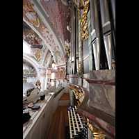 Einsiedeln, Benediktinerabtei, Spieltisch der Mauritiusorgel mit Blick �ber den Emporenbr�stung zur Marienorgel