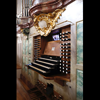 Einsiedeln, Benediktinerabtei, Spieltisch der Mauritiusorgel seitlich