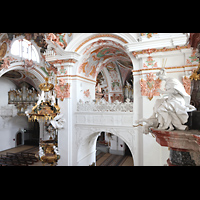 Einsiedeln, Benediktinerabtei, Blick vom oberen Seitenumgang auf Kanzel, Marienorgel (li) und Mauritiusorgel (re)