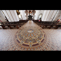 Einsiedeln, Benediktinerabtei, Blick von den Altarstufen �ber das gro�� Bodenmosaik in Richtung Gnadenkapelle
