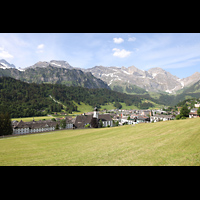 Engelberg, Klosterkirche (Chororgel), Blick von Nordosten auf das Kloster, hinten