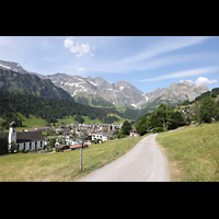 Engelberg, Klosterkirche (Chororgel), Blick von Nordosten vom Grottenweg auf die Klosterkirche, den Ort und 2.700 m hohe Berge
