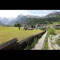 Engelberg, Klosterkirche (Chororgel), Blick von Norden vom Ende des Schulhauswegs auf das Kloster