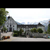 Engelberg, Klosterkirche (Chororgel), Westfassade; hinten die Spitzen des Gro�en Spannort (3.198 m)