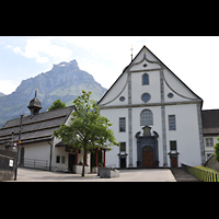 Engelberg, Klosterkirche (Chororgel), Westfassade; links hinten der Gipfel des Hahnen (2.606 m)