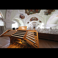 Engelberg, Klosterkirche (Chororgel), Spieltisch seitlich mit Blick in die Kirche