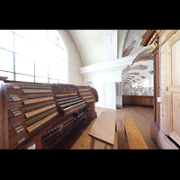 Engelberg, Klosterkirche (Chororgel), Blick vom vorigen Hauptorgelspieltisch seitlich an der Hauptorgel vorbei