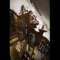 Engelberg, Klosterkirche (Chororgel), Blick von der oberen Orgeletage �ber das Schnitzwerk am Prospekt zum Altar