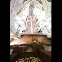 Engelberg, Klosterkirche (Chororgel), Blick vom Dach der Hauptorgel nach unten in die Kirche
