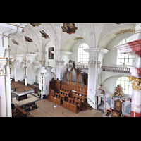 Engelberg, Klosterkirche (Chororgel), Blick von der rechten Seitenempore neben dem Altar zur Chororgel