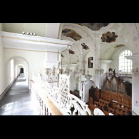 Engelberg, Klosterkirche (Chororgel), Blick vom Chorraum entlang der rechten Seitenempore und zur Chororgel