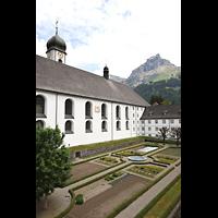 Engelberg, Klosterkirche (Chororgel), Klosterhof - im Hintergrund der Hahnen (2.606 m)
