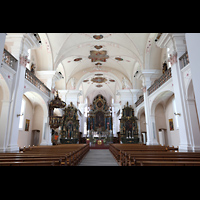 Lachen, Pfarrkirche Heilig Kreuz, Innenraum in Richtung Chor