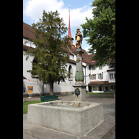 Luzern, Franziskanerkirche St. Maria in der Au, Ansicht von S�den vom Franziskanerplatz, vorne der Marienbrunnen