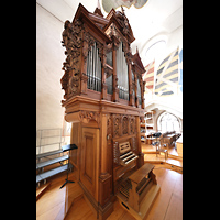 Luzern, Franziskanerkirche St. Maria in der Au, Orgel mit Spieltisch seitlich - hinten die Balganlage