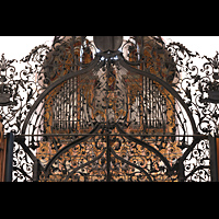 Muri, Klosterkirche (Epistelorgel), Blick durchs Chorgitter auf die Hauptorgel