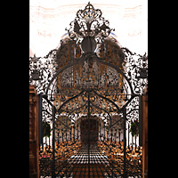 Muri, Klosterkirche (Epistelorgel), Blick durchs Chorgitter auf die Hauptorgel