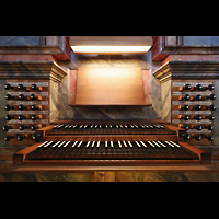 Muri, Klosterkirche (Epistelorgel), Hauzptorgelspieltisch (beleuchtet)