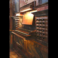 Muri, Klosterkirche (Epistelorgel), Spieltisch der Hauptorgel seitlich (beleuchtet)