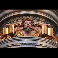 Muri, Klosterkirche (Epistelorgel), Figur in der Mitte des Hauptorgelprospekts �ber dem Spieltisch