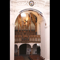 Muri, Klosterkirche (Epistelorgel), Hauptorgel (beleuchtet) von der Epistelorgel aus gesehen