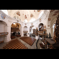 Muri, Klosterkirche (Epistelorgel), Blick von der Epistelorgel zur Hauptorgel (beleuchtet) und in die Kirche