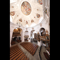 Muri, Klosterkirche (Epistelorgel), Blick von der Epistelorgel zur Hauptorgel (beleuchtet) und in die Kirche