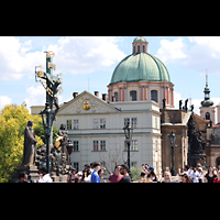 Praha (Prag), Kostel sv. Franti�ka z Assisi (Kreuzherrenkirche), Blick von der Karlsbr�cke von Westen auf die Kirche