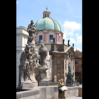 Praha (Prag), Kostel sv. Franti�ka z Assisi (Kreuzherrenkirche), Blick von der Karlsbr�cke auf die Kirche; links: Madonna mit Statue des hl. Bernhard