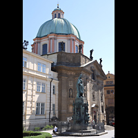 Praha (Prag), Kostel sv. Franti�ka z Assisi (Kreuzherrenkirche), Ansicht von Westen, vor der Kirche eine Statue Karls IV