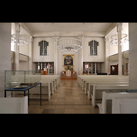 Berlin - Charlottenburg, Luisenkirche, kleine Orgel, Innenraum Richtung Altar