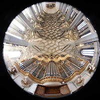 Halle (Saale), Marktkirche unserer Lieben Frauen (Chororgel), Blick vom Hauptorgelspieltisch nach oben ins Gew�lbe und auf den Prospekt