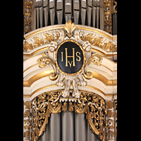 Halle (Saale), Marktkirche unserer Lieben Frauen (Chororgel), Verziertes Logo in der Mitte des Hauptorgelprospekts von C. Contius (1716)