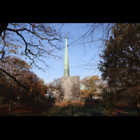 Hamburg - Harvestehude, Hauptkirche St. Nikolai (Taufkapelle), Ansicht vom Bolivarpark von Sden