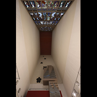 Hamburg - Harvestehude, Hauptkirche St. Nikolai (Taufkapelle), Taufkapelle mit Coester-Fenster und Orgel; Blick nach oben