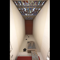 Hamburg - Harvestehude, Hauptkirche St. Nikolai (Taufkapelle), Taufkapelle mit Coester-Fenster und Orgel; Blick nach oben