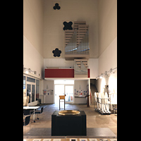 Hamburg - Harvestehude, Hauptkirche St. Nikolai (Taufkapelle), Taufkapelle: Blick ber das Taufbecken zur Orgel