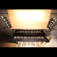 Hamburg - Harvestehude, Hauptkirche St. Nikolai (Taufkapelle), Spieltisch der Orgel in der Taufkapelle
