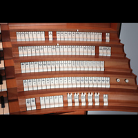 Hamburg - Harvestehude, Hauptkirche St. Nikolai (Taufkapelle), Rechte Registerstaffel am Hauptorgelspieltisch, beleuchtet