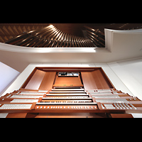 Hamburg - Harvestehude, Hauptkirche St. Nikolai (Taufkapelle), Spieltisch perspektivisch mit Blick auf die Hauptwerkspfeifen