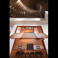 Hamburg - Harvestehude, Hauptkirche St. Nikolai (Taufkapelle), Spieltisch perspektivisch mit Blick auf die Hauptwerkspfeifen
