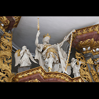 Horb, Stiftskirche Heilig Kreuz (kath.), Knig David mit Harfe und Posaunenengel auf dem miittleren Prospektfeld