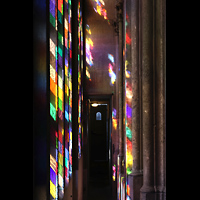 K�ln, Dom St.Peter und Maria, Reflexionen des Morgenlichts durch das Richter-Fenster an den Triforium-S�ulen