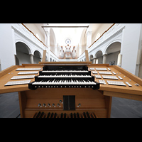 K�ln (Cologne), Trinitatiskirche, Perspektivischer Blick vom mobilen Spieltisch in die Kirche und zur Orgel