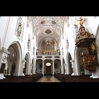 Landsberg, Stadtpfarrkirche Mari Himmelfahrt, Hauptschiff in Richtung Orgel